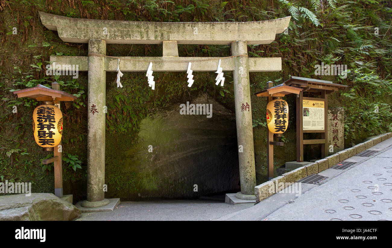 Temple entrance to the Zeniaraibenzaiten shrine in Kamakura, Japan Stock Photo