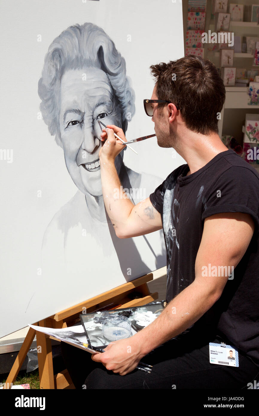 Artist William Thompson painting a portrait of the Qheen prior to her arrival at RHS Chelsea Flower Show 2017 Stock Photo