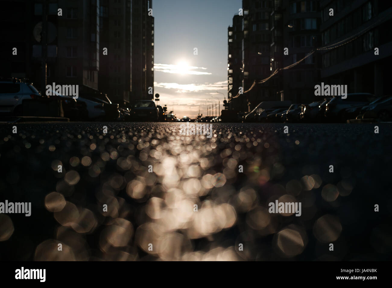 City road setting hi-res stock photography and images - Alamy