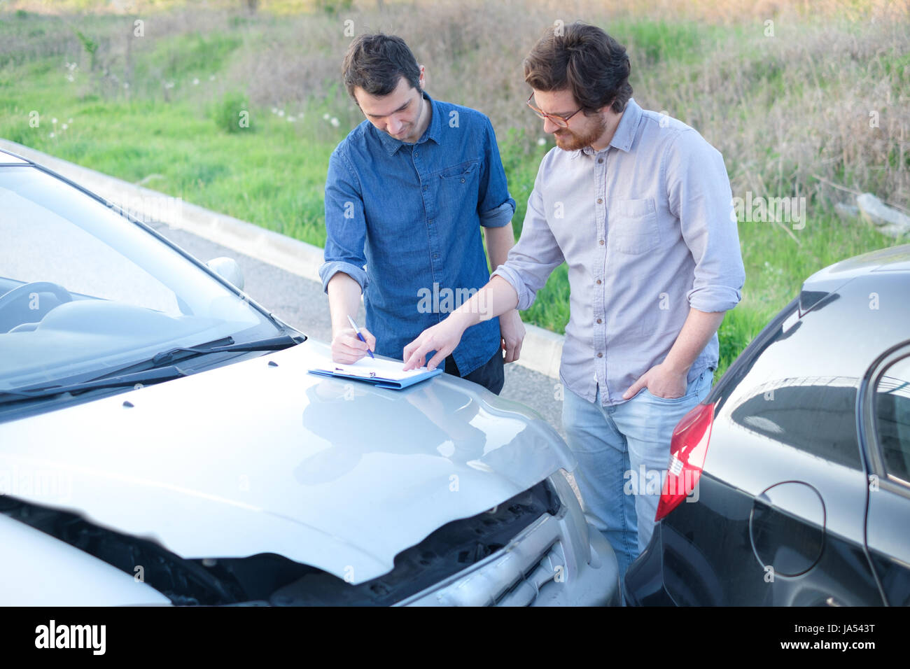 Two man finding a friendly agreement after a car accident Stock Photo
