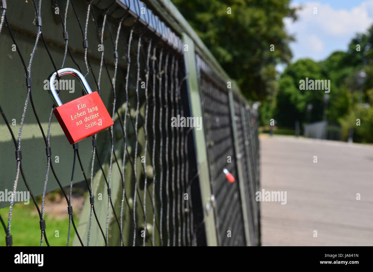 vorhängeschloss ein leben lang an deiner seite Stock Photo Alamy
