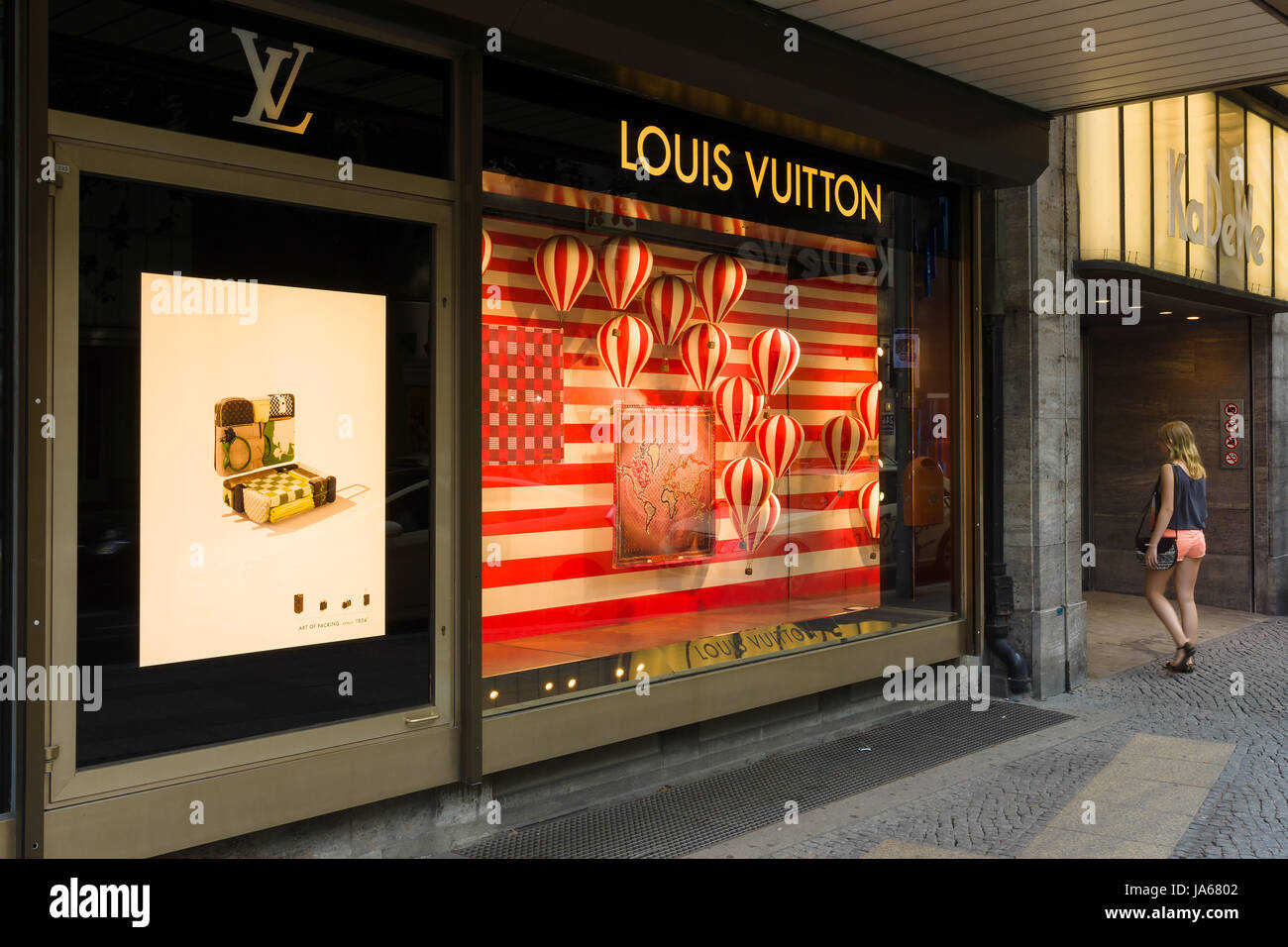 Philadelphia, Pennsylvania, USA - MAY 24, 2018: A Louis Vuitton box. Louis  Vuitton is a designer fashion brand known for its leather goods Stock Photo  - Alamy