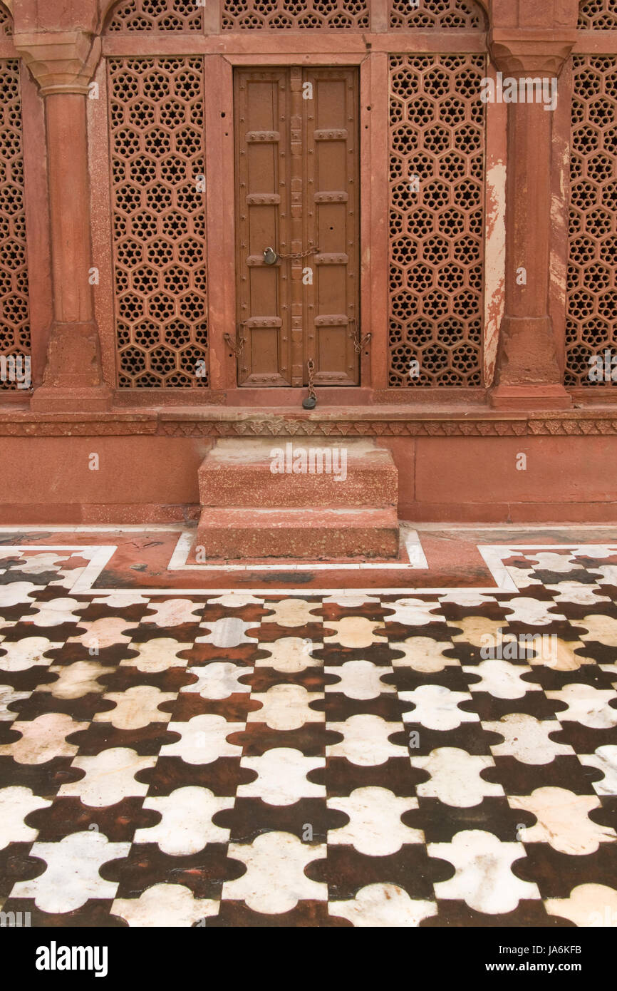 Detail of islamic architecture at the Taj Mahal in Agra, Uttar Pradesh, India. Wooden door set in screen carved from red sandstone. Stock Photo
