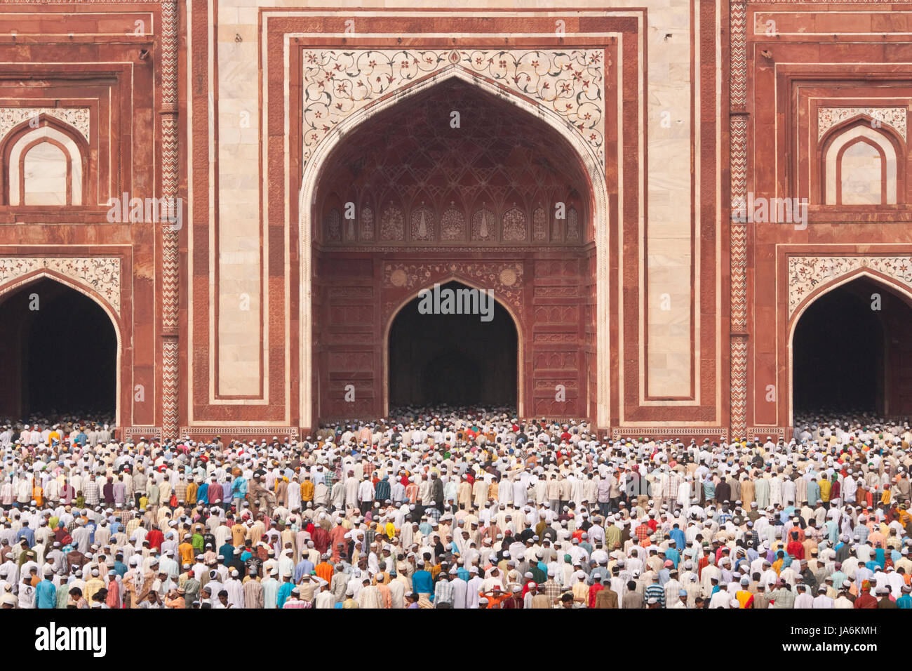 Thousands of gather in front of the mosque at the Taj Mahal to celebrate the Muslim festival of Eid ul-Fitr in Agra, Uttar Pradesh, India. Stock Photo