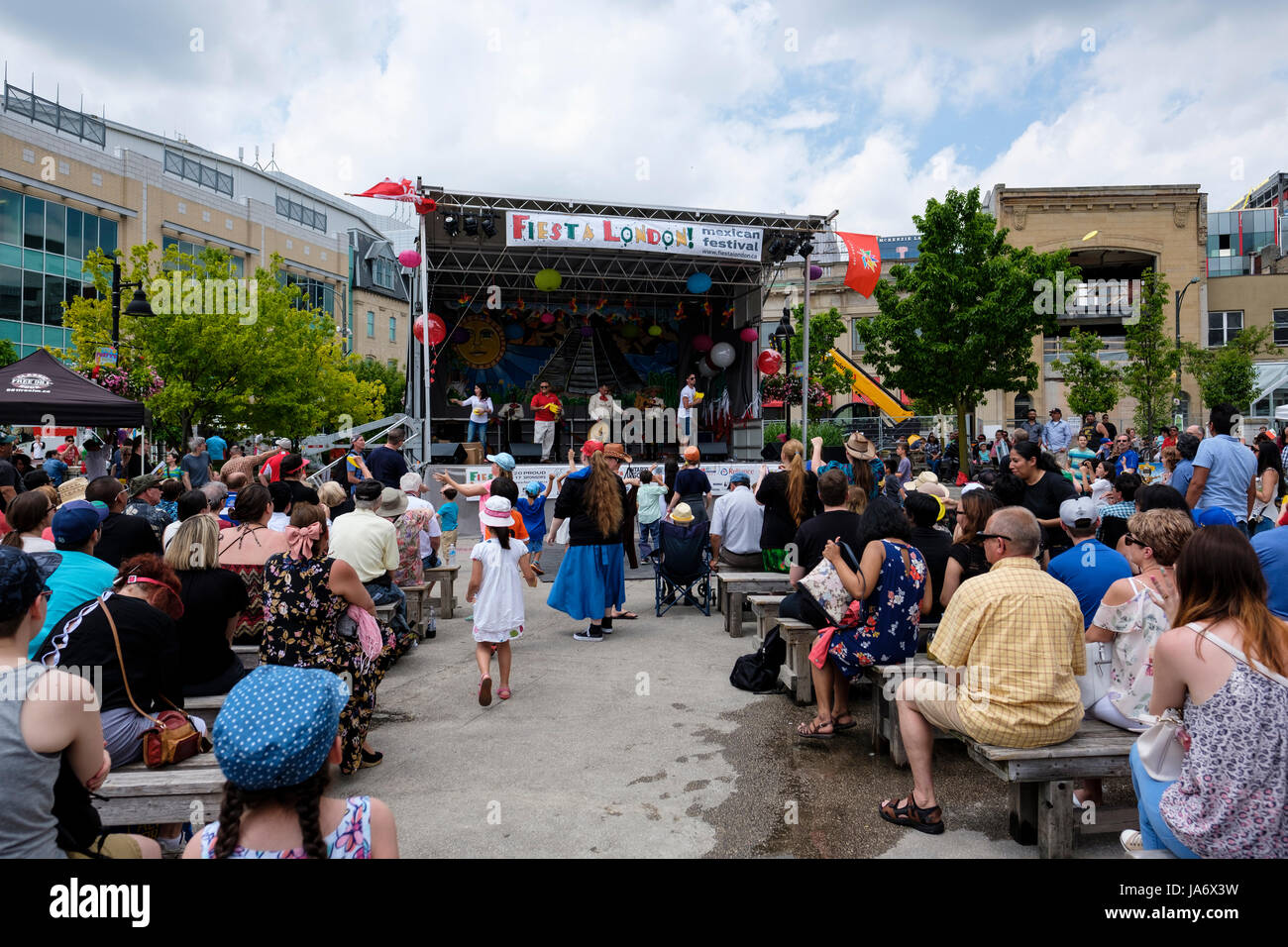London, Ontario, Canada. 4th June, 2017. Fiesta London! Mexican festival celebrating the sounds, culture, and food of Mexico at the Covent Garden Market, in downtown London, Ontario. Held annually, the festival brings together a variety of performers, colourful folkloric dancers, singers, and entertainment from throughout Latin America. Public enjoying an afternoon of music in downtown London. Credit: Rubens Alarcon/Alamy Live News Stock Photo