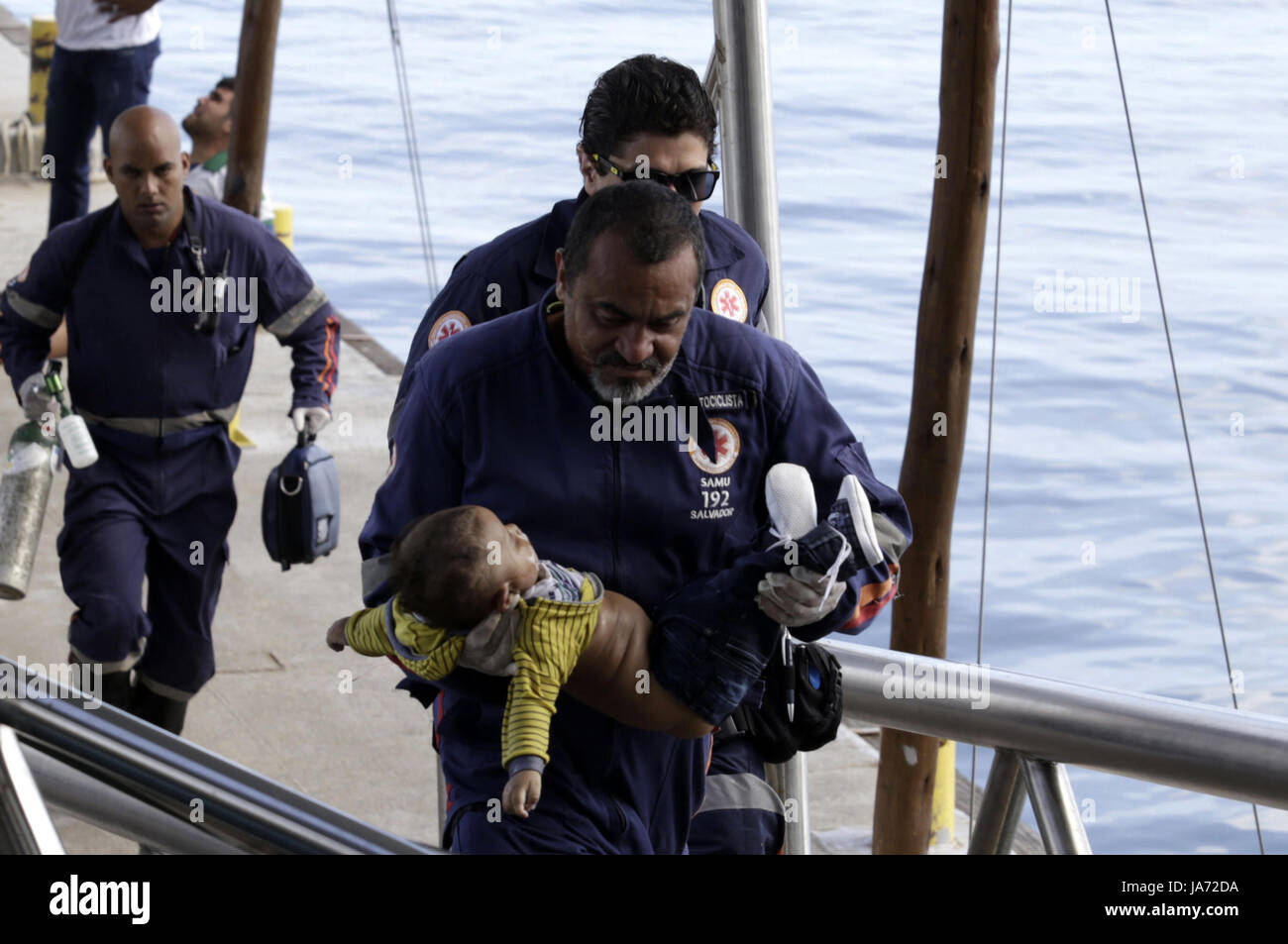 Bahia, Brazil. 24th Aug, 2017. Rescue Team Members Remove A Shipwreck ...