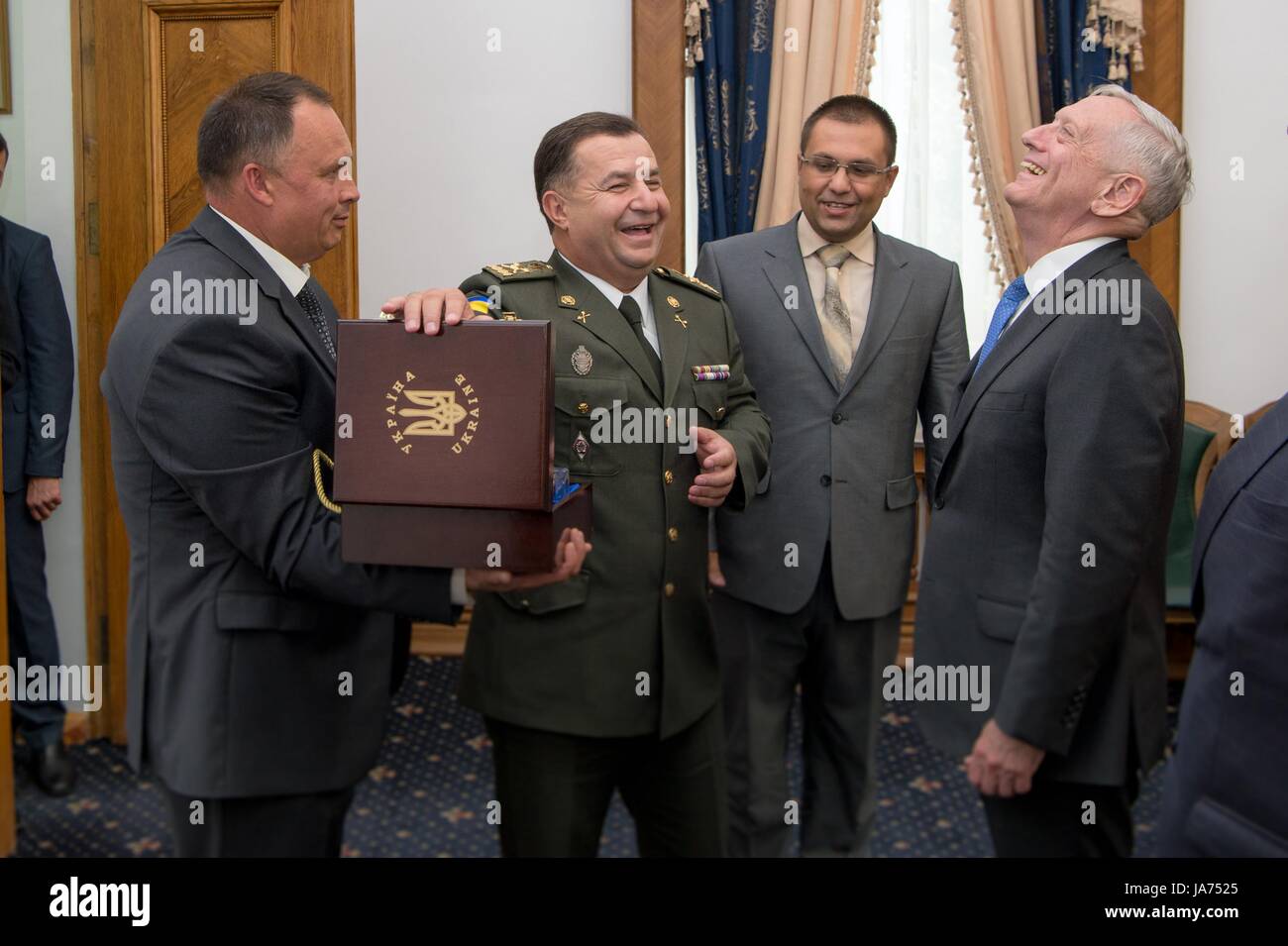 U.S. Secretary of Defense James Mattis, right, shares a laugh with Ukrainian Defense Minister Stepan Poltorak, center, during an exchange of gifts at the Ministry of Defense August 24, 2017 in Kyiv, Ukraine Stock Photo