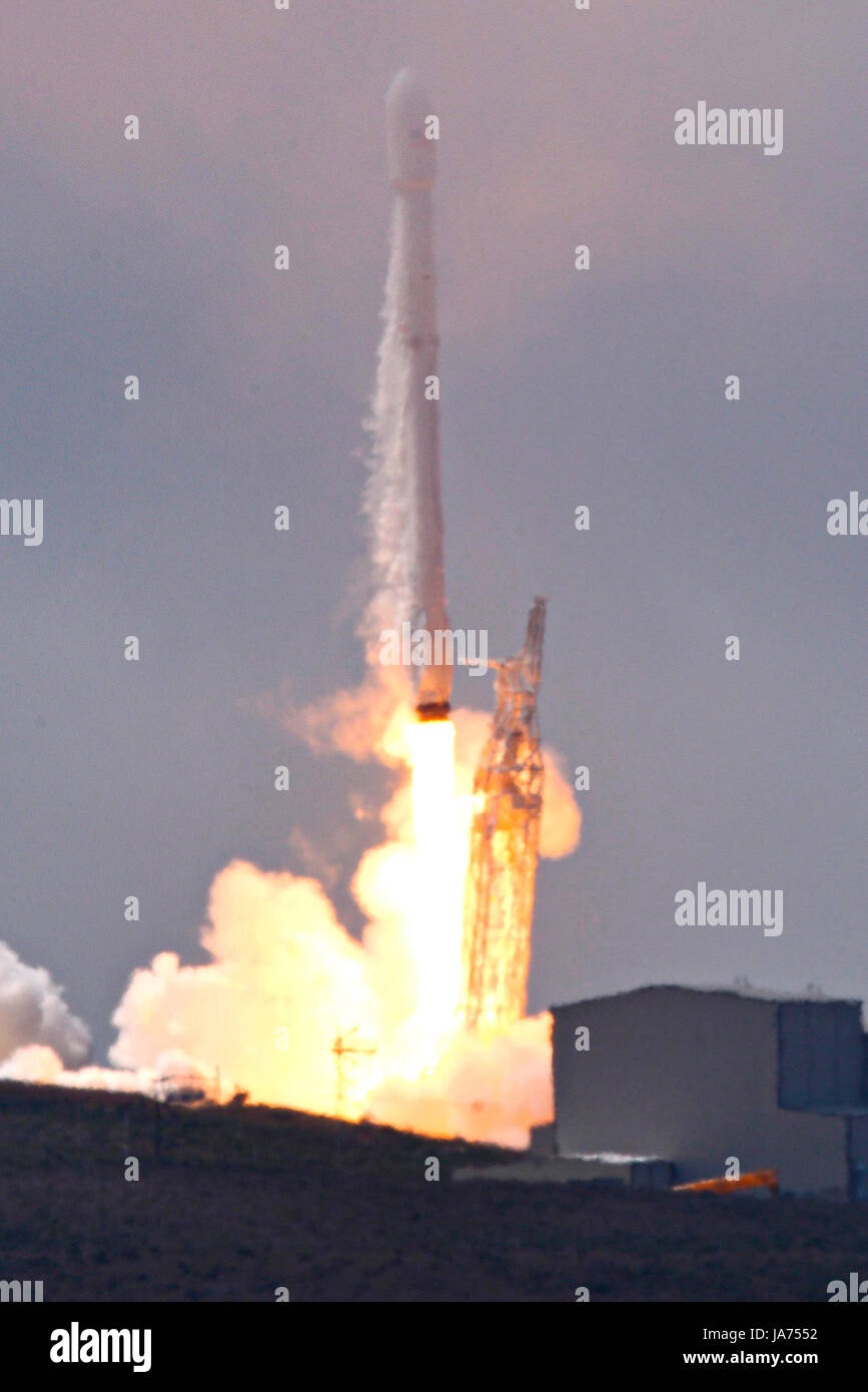 Lompoc, California, USA. 24th Aug, 2017. The SpaceX Falcon 9 rocket lifts the Taiwanese Space