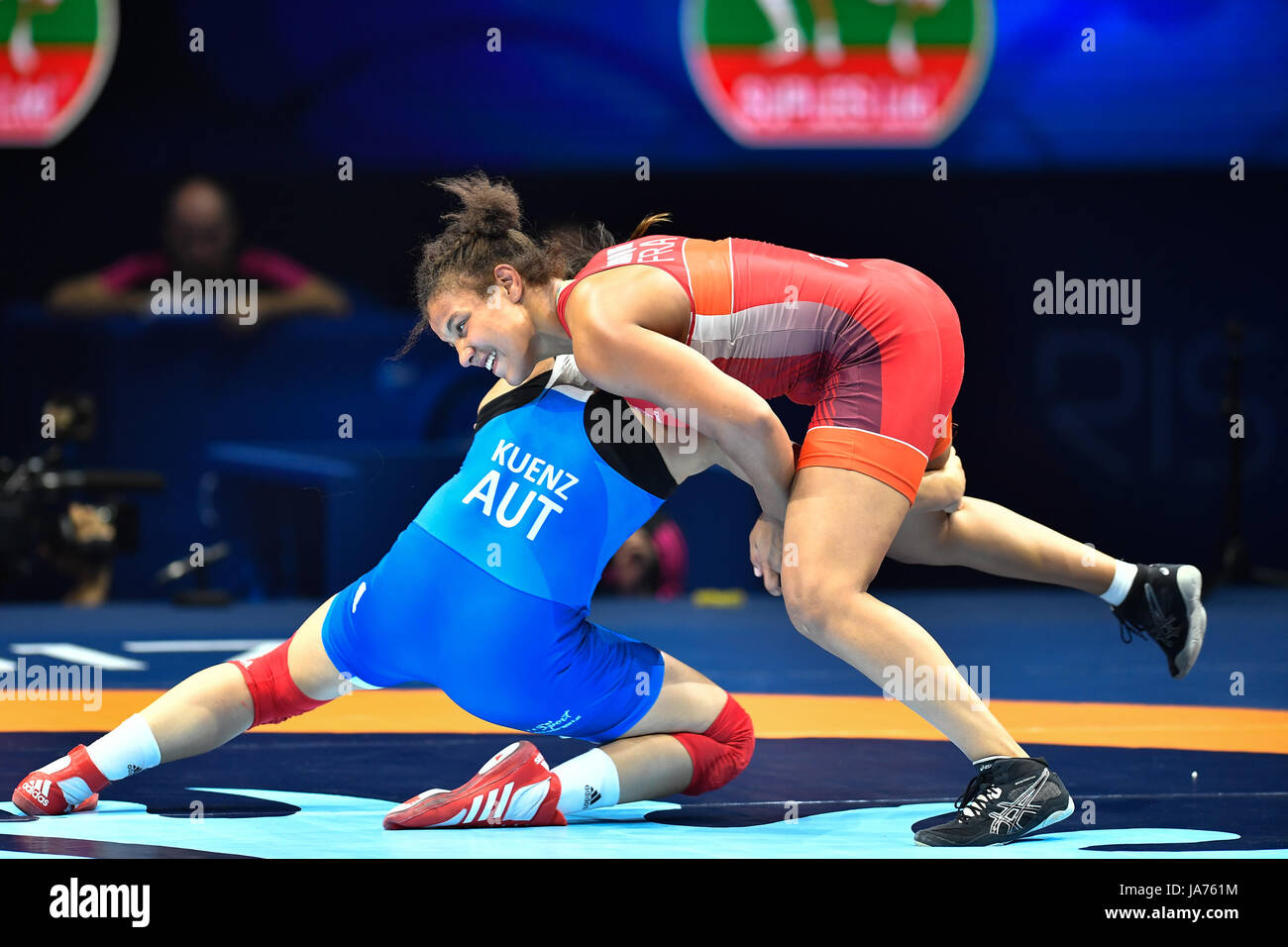 170825) -- PARIS, Aug. 25, 2017 (Xinhua) -- Koumba Selene Fanta Larroque  (R) of France competes with Martina Kuenz of Austria during the match of  bronze of women's 69kg wrestling of the