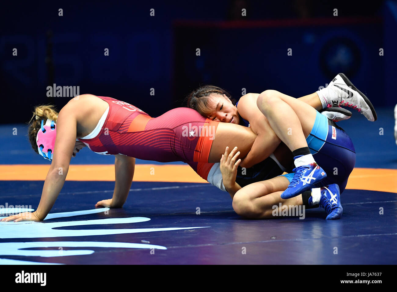 170825) -- PARIS, Aug. 25, 2017 (Xinhua) -- Kawai Risako (R) of Japan  competes with Allison Mackenzie Ragan of the United States during the final  match of women's 60kg wrestling of the