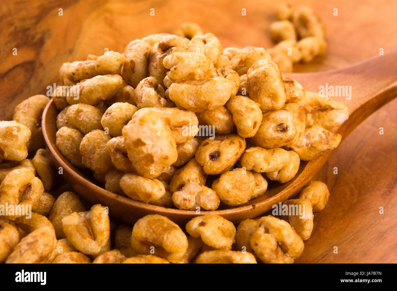 Popped wheat grains Stock Photo - Alamy
