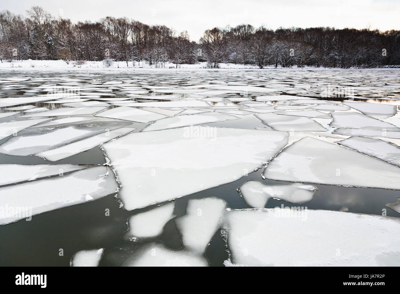 Раз по льду пошли трещины. Лед на реке. Лед на реке весной. Треснувший лед на реке. Весенний лед на реке.
