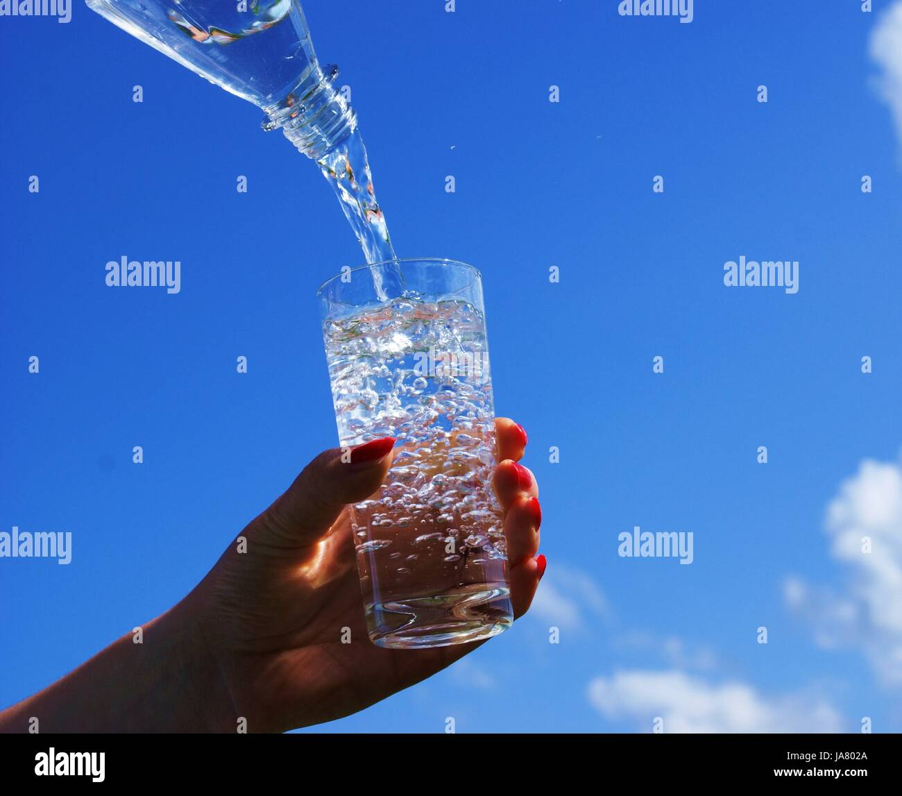 Frauenhand hält Wasserglas Stock Photo