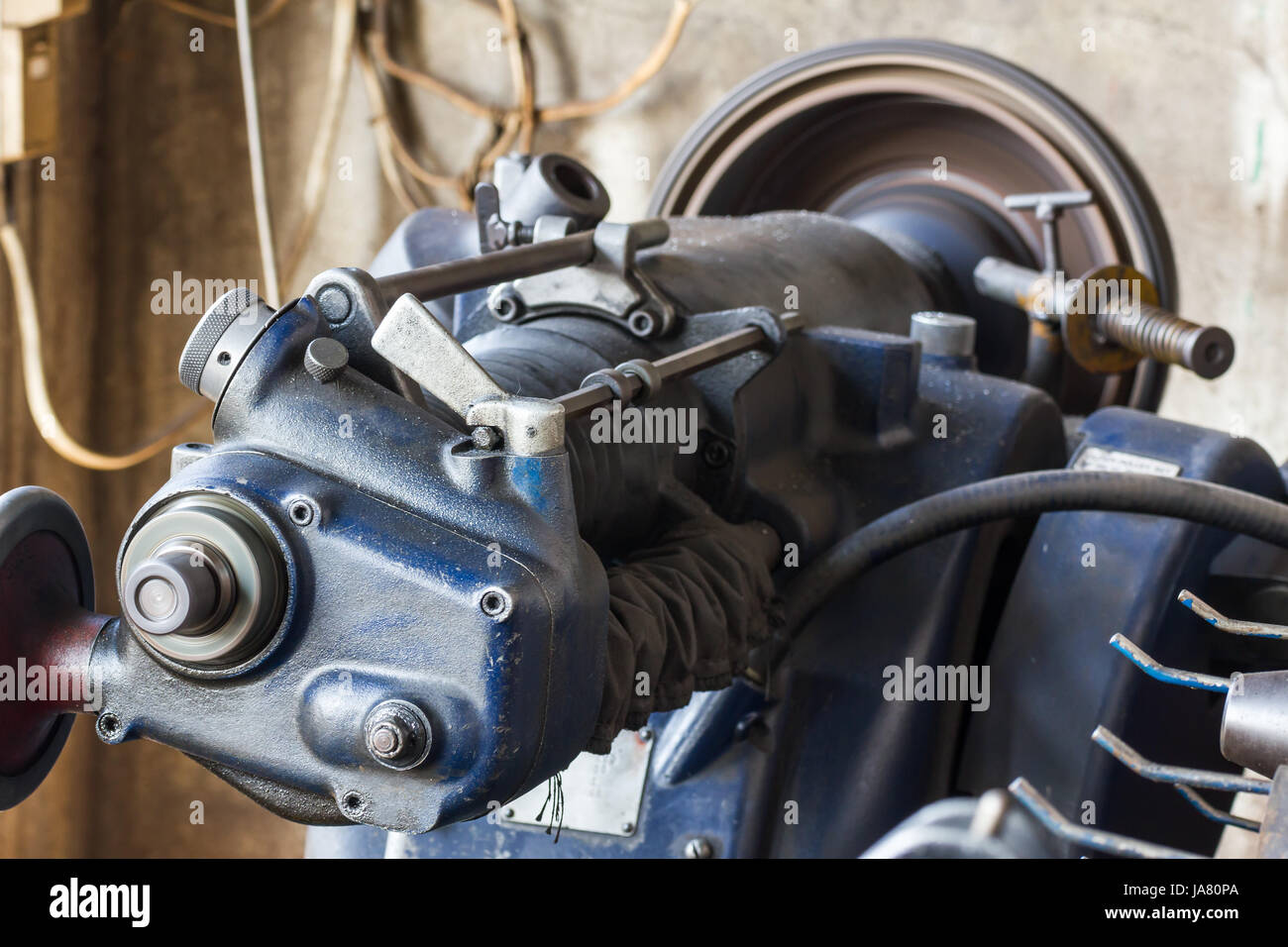 Carriage old metal lathe machine hi-res stock photography and images ...