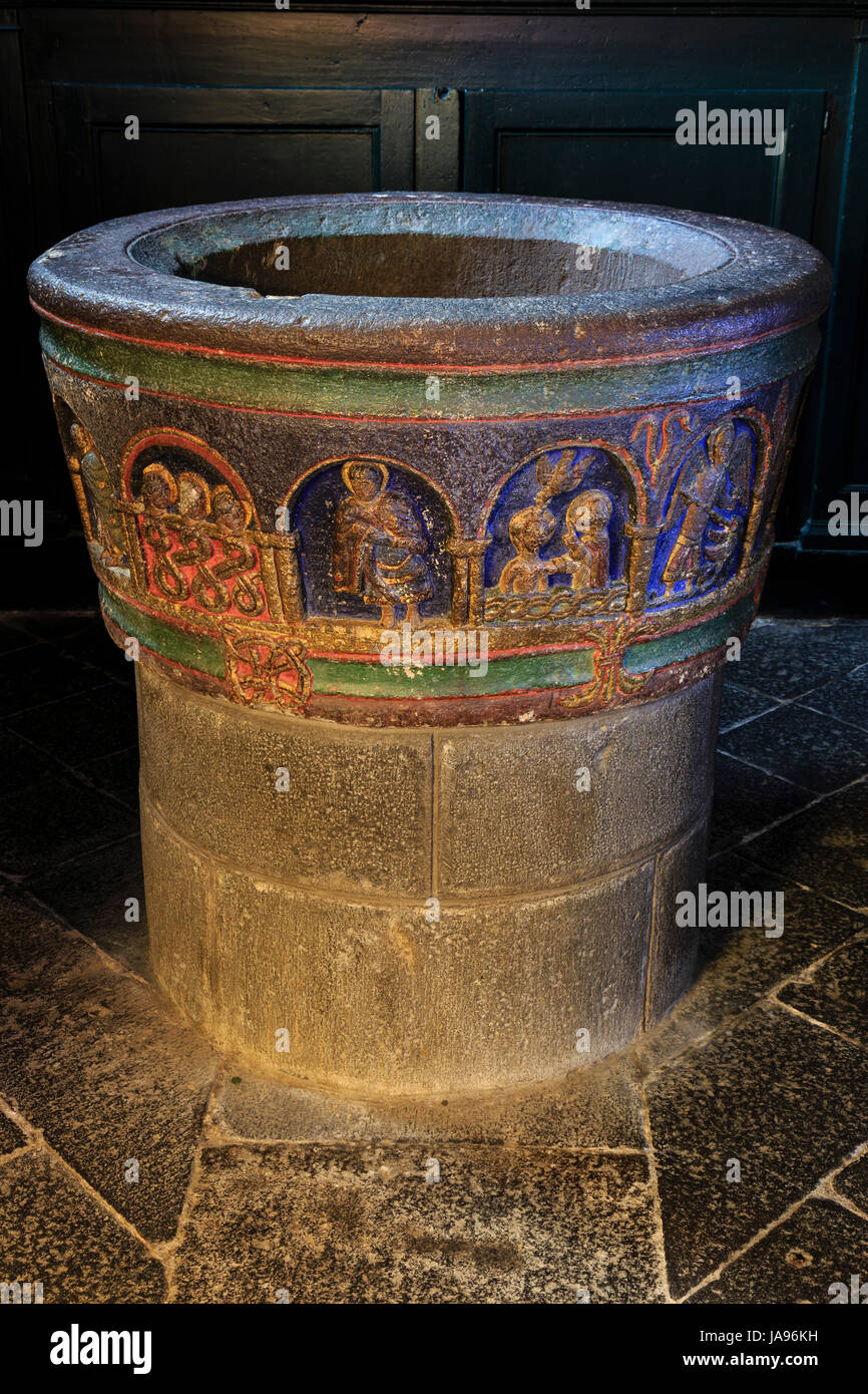 France, Cantal, Mauriac, Notre Dame des Miracles  church, polychrome Roman baptismal font carved in volcanic rock and decorated with 14 arches Stock Photo