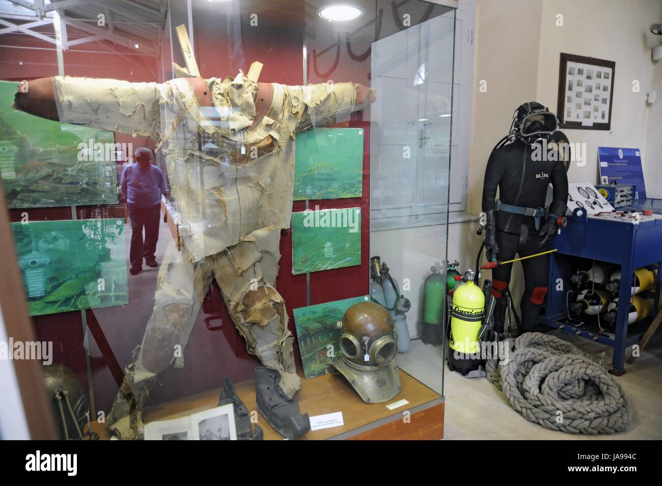 Naval deep sea diver suit hi-res stock photography and images - Alamy