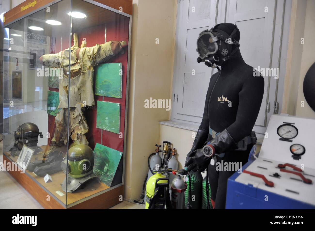 Naval deep sea diver suit hi-res stock photography and images - Alamy