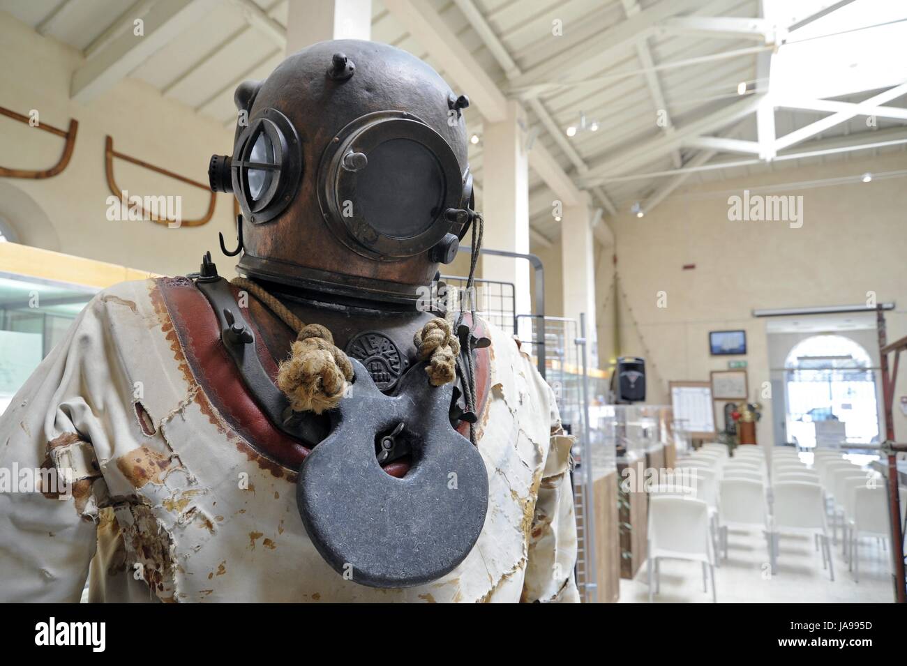 Old deep sea diver suit hi-res stock photography and images - Alamy