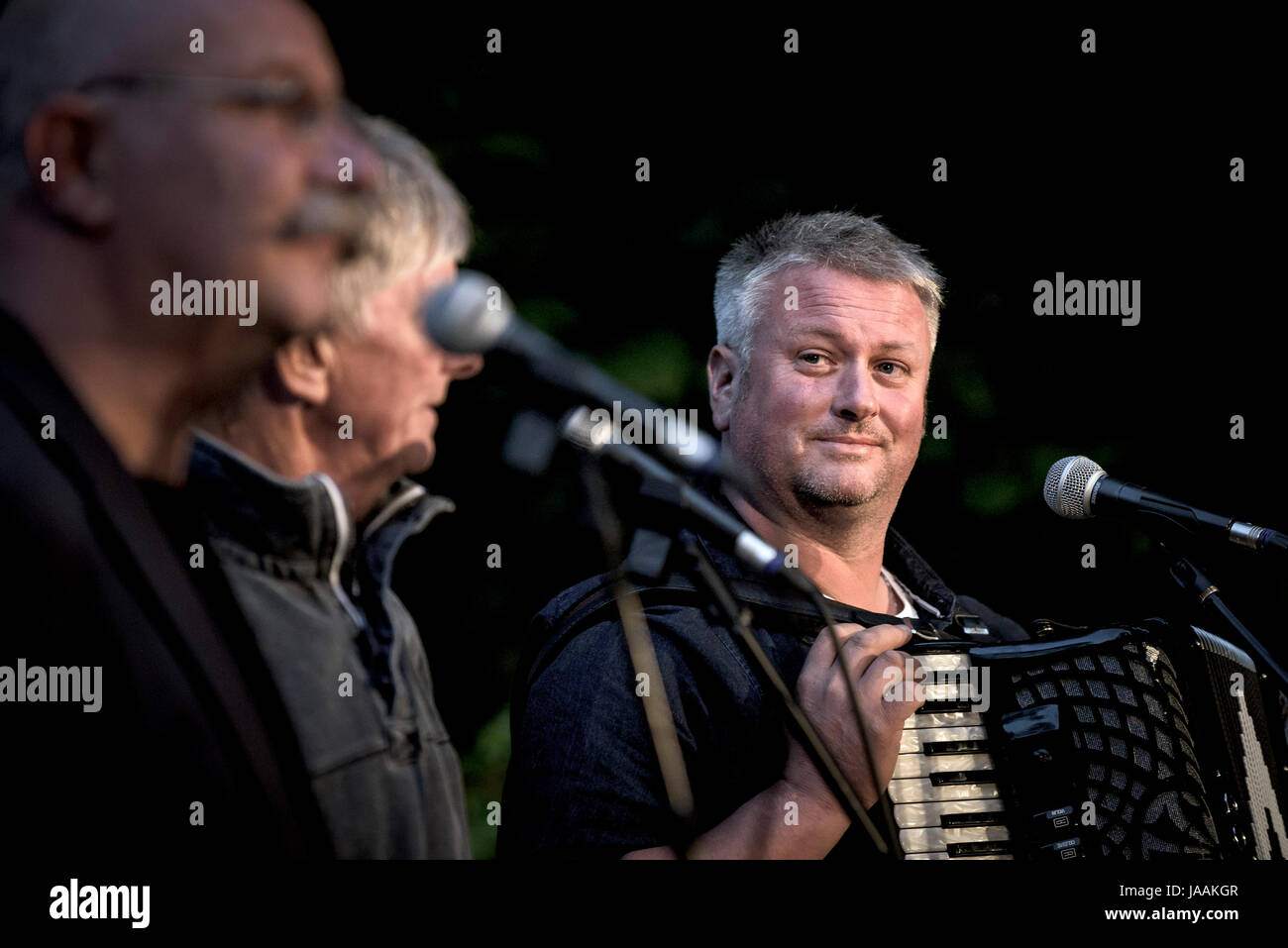 Jason Nicholas from Fisherman’s Friends singing at Trebah Garden amphitheatre in Cornwall. Stock Photo
