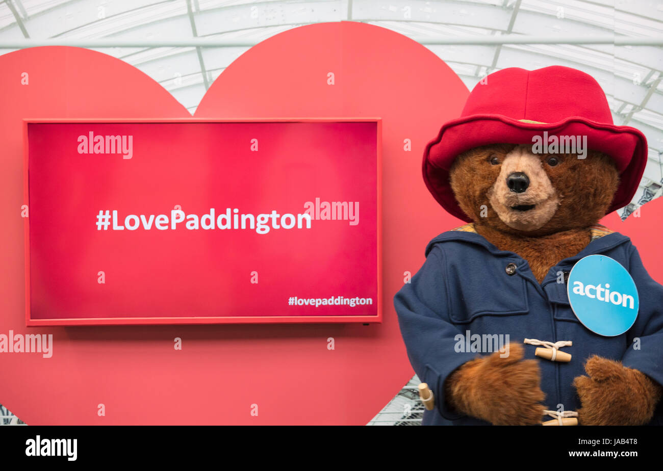 PADDINGTON BEAR AT PADDINGTON STATION Stock Photo Alamy