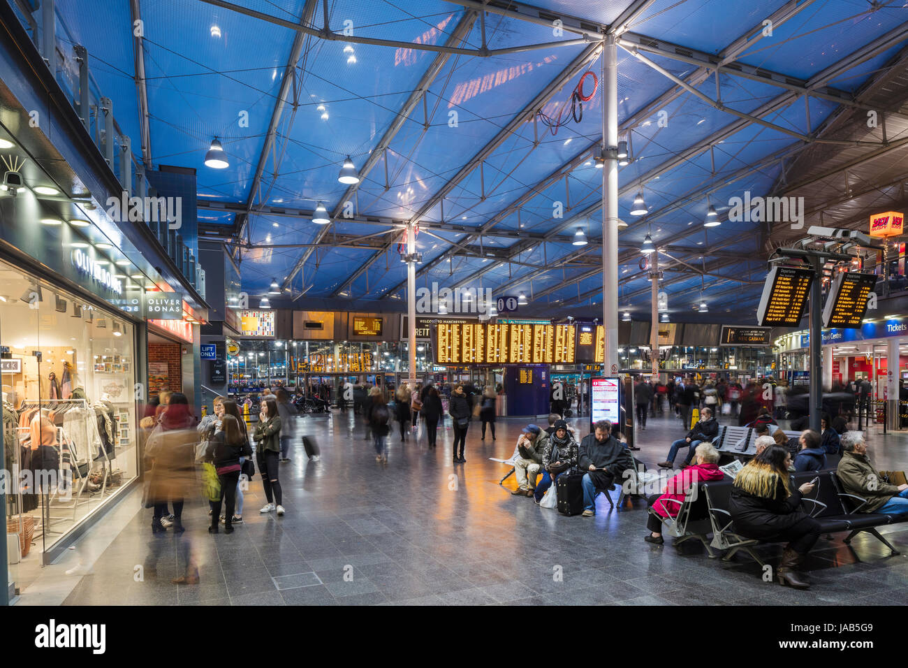 Manchester Piccadilly Train Station Stock Photo Alamy
