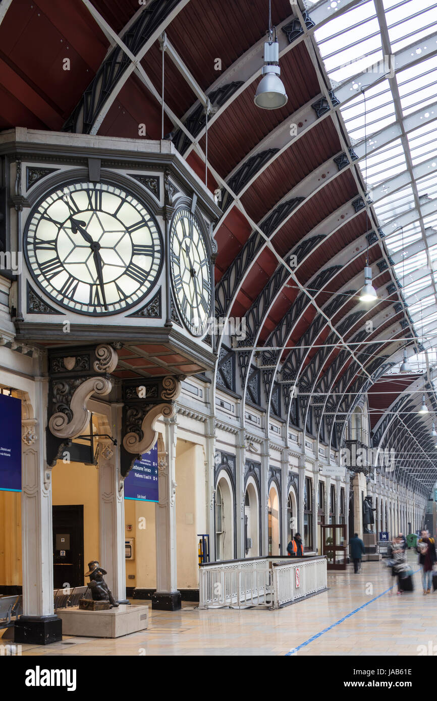 Paddington station clock hires stock photography and images Alamy