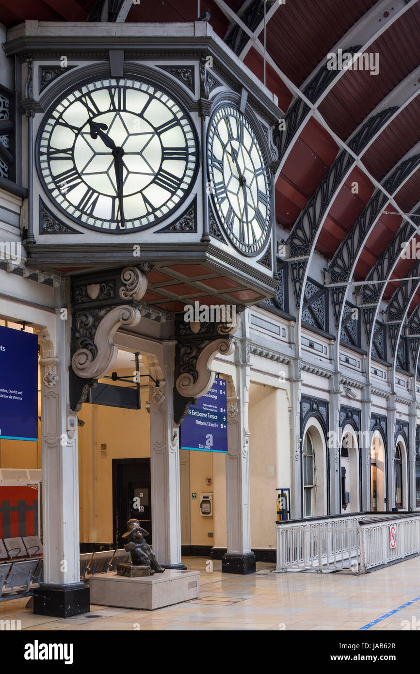 Paddington station clock hires stock photography and images Alamy