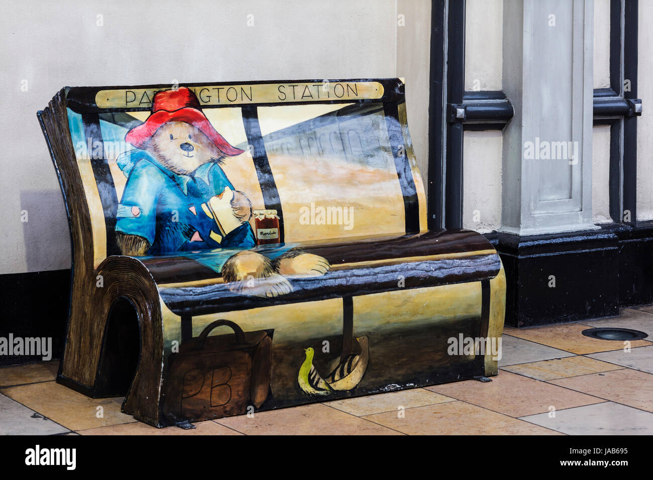 PADDINGTON BEAR AT PADDINGTON STATION Stock Photo Alamy