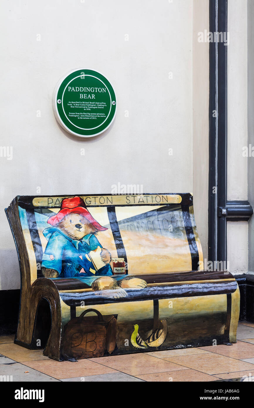 PADDINGTON BEAR AT PADDINGTON STATION Stock Photo Alamy