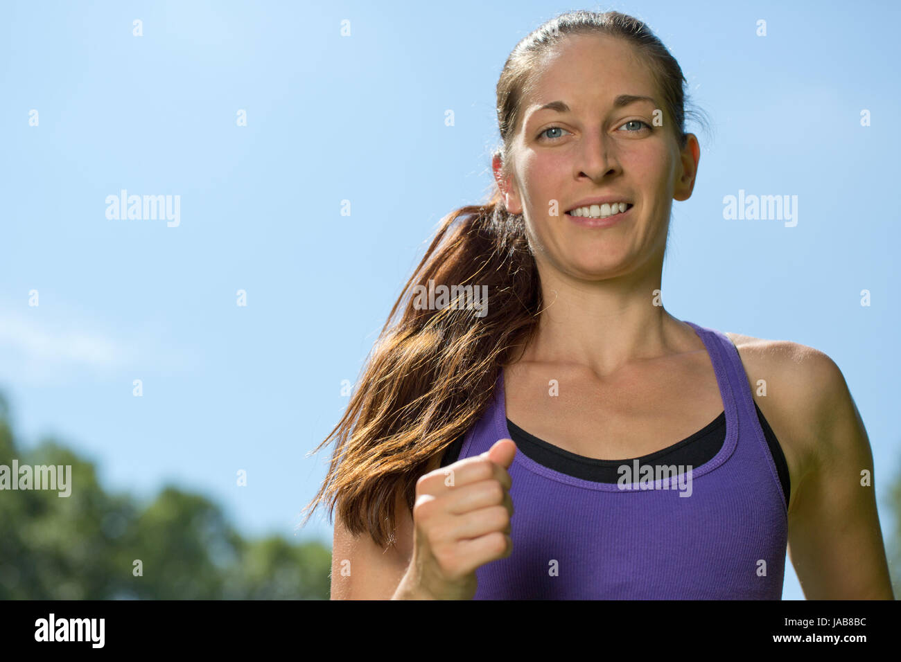 Junge Frau macht Sport in der Natur beim Laufen Joggen Training Stock Photo