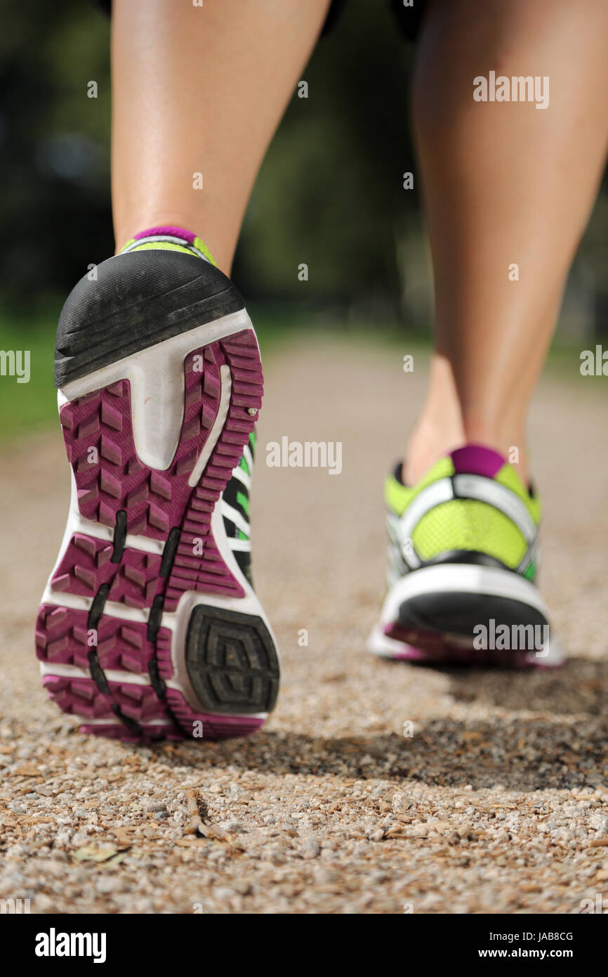 Schuhsohlen von einem Jogger beim Laufen, Sport, Training oder Workout Stock Photo