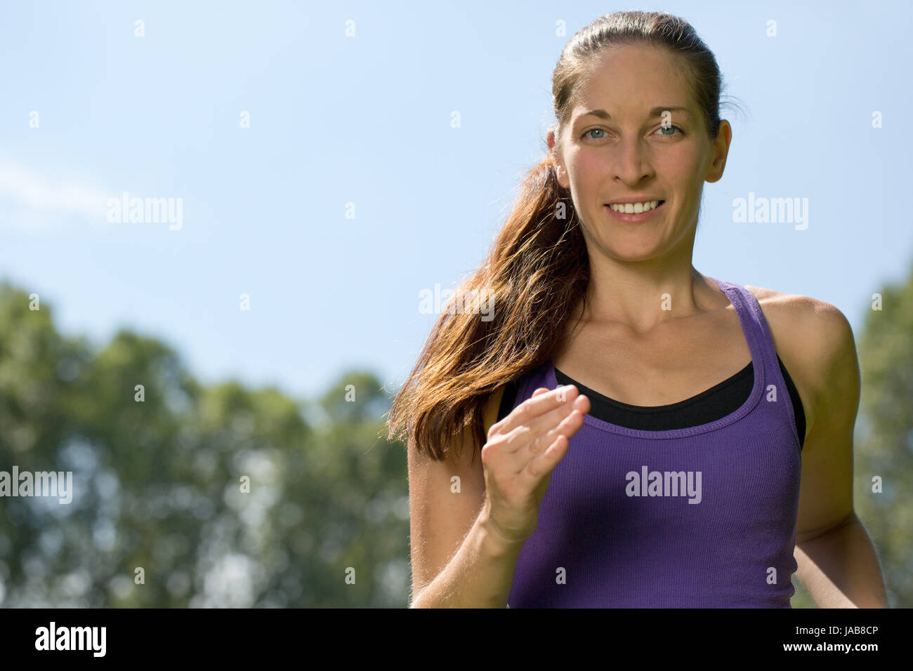 Frau beim Laufen draußen Sport Training in der Natur für Marathon Lauf Stock Photo