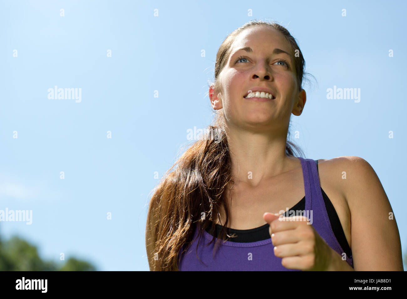 Sport Joggen junge Frau beim Laufen Training draußen in der Natur Stock Photo