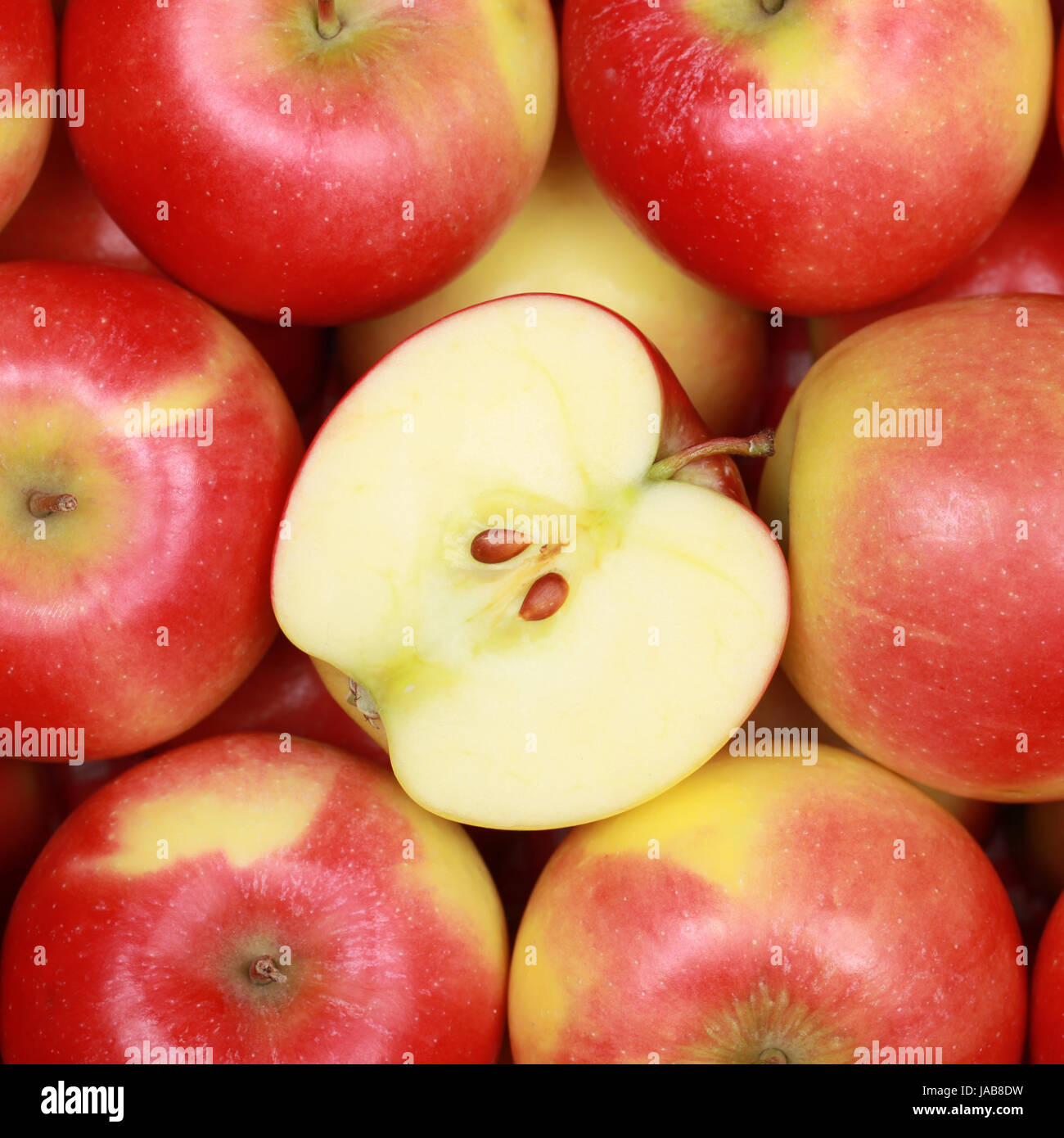 Halber apfel hi-res stock photography and images - Alamy