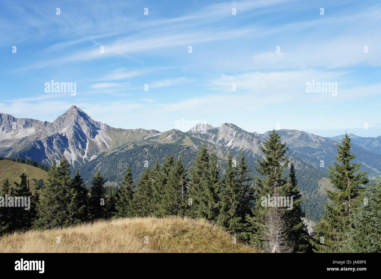 Bergwelt in Tirol, Oesterreich; Berge, schroffe Felsen, Täler und ...