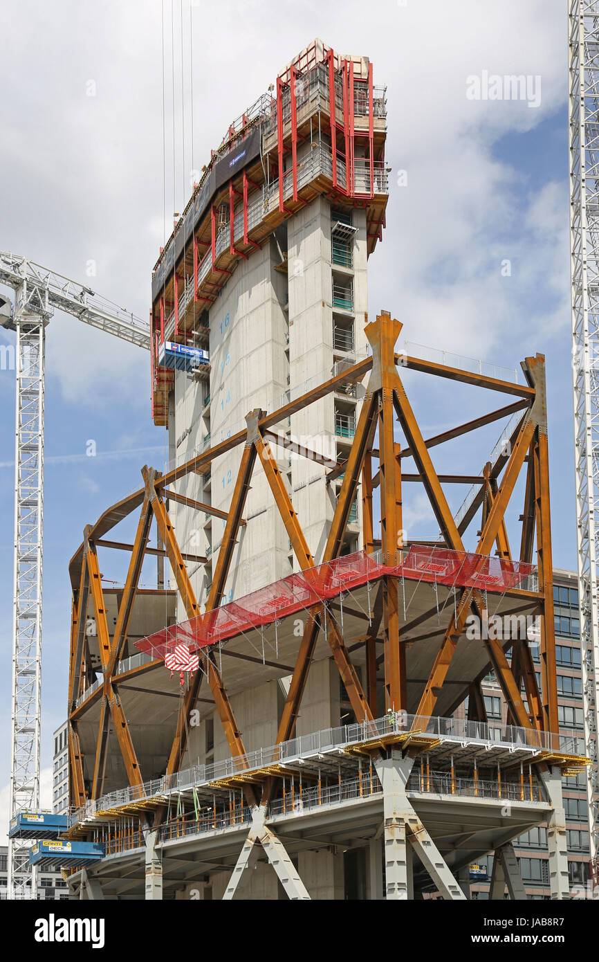 A diamond-shaped structural steel frame is constructed around a concrete core on the Newfoundland development at London's Canary Wharf, UK Stock Photo