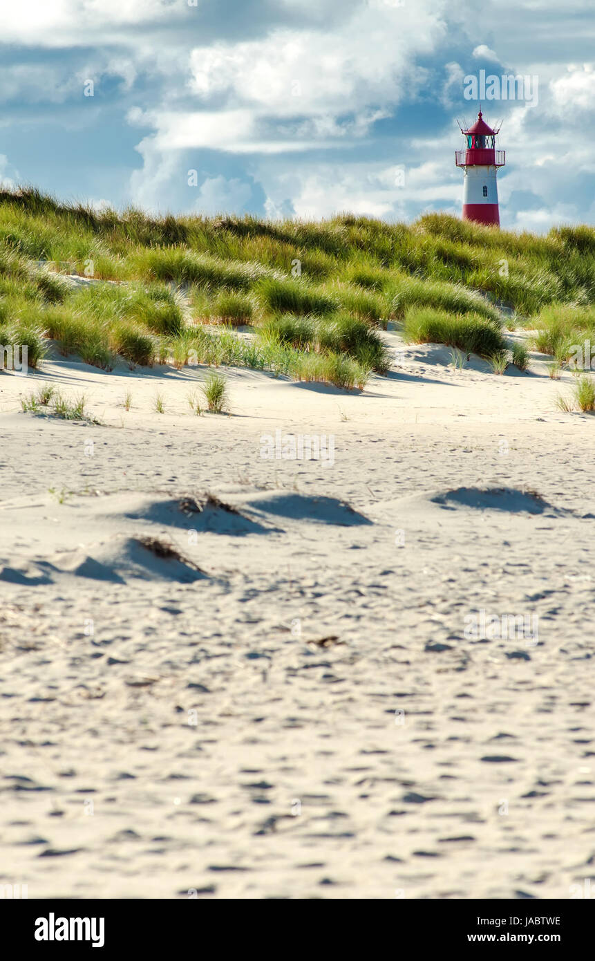 Leuchturm hinter Strand und Dünen auf Sylt Stock Photo