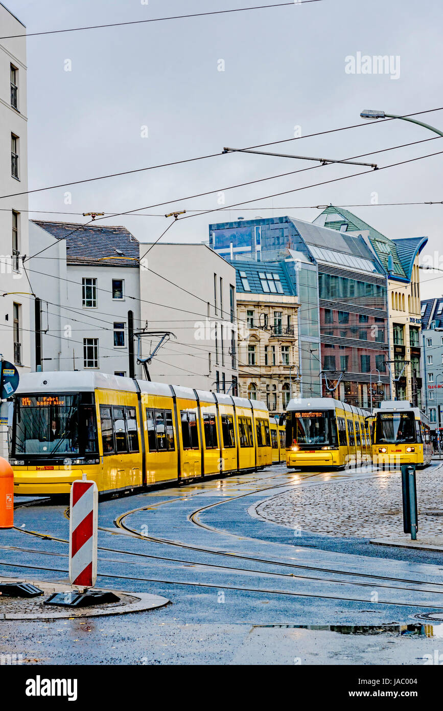 Berlin: Straßenbahnen an einer Haltestelle in Mitte; Tramways in Berlin Stock Photo