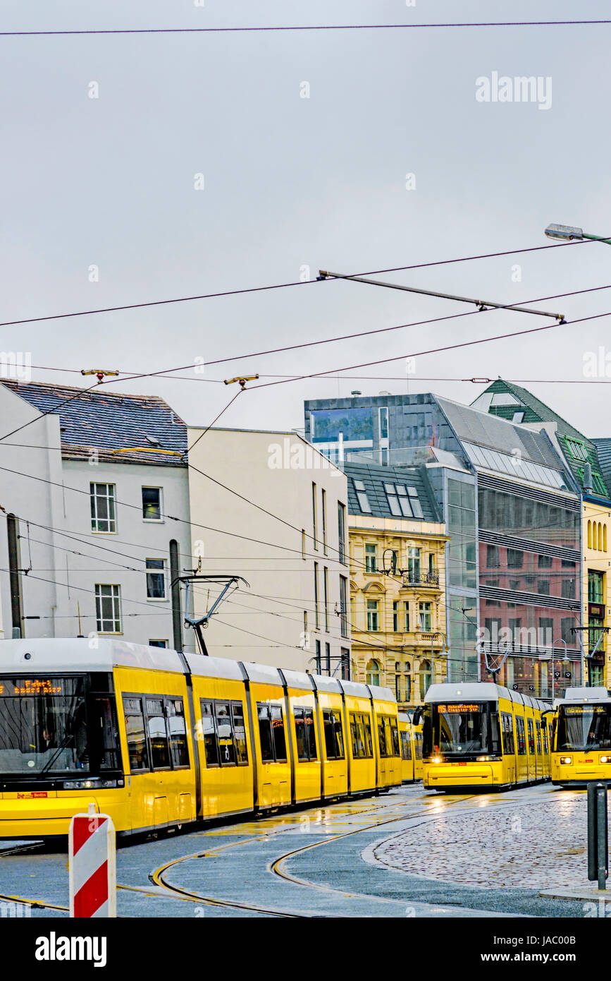 Berlin: Straßenbahnen an einer Haltestelle in Mitte; Tramways in Berlin Stock Photo