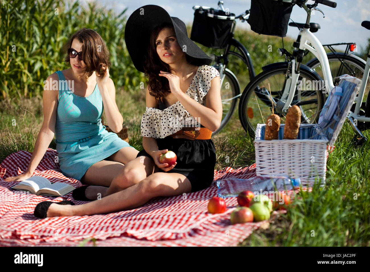 Пикник с подругой. В какие не спортивные игры можно играть на пикнике для девочек. Кореянки на пикнике. Пикник герл. Три девушки на пикнике.