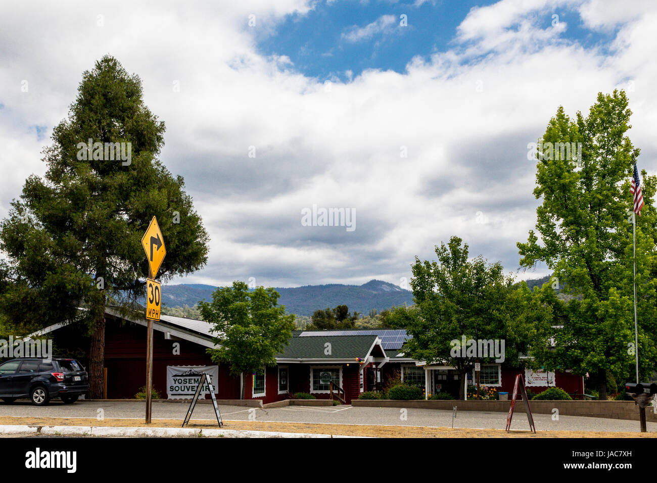 Oakhurst California businesses on the road to Yosemite National Park in