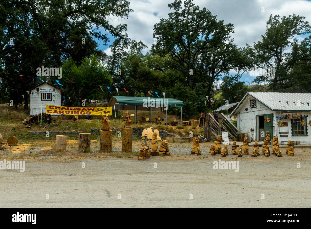Oakhurst California businesses on the road to Yosemite National Park in