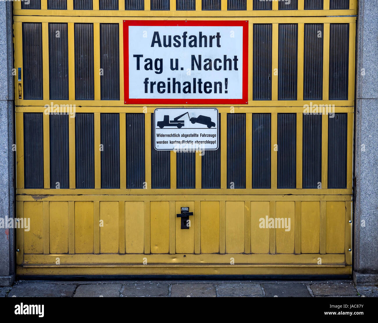 Sign Exit keep before a garage, Schild Ausfahrt freihalten vor einer Garage Stock Photo