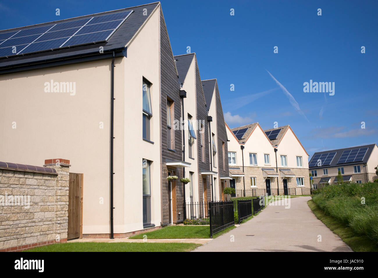 Contemporary sustainable living. Elmsbrook Eco Town houses in North West Bicester, Oxfordshire, England Stock Photo