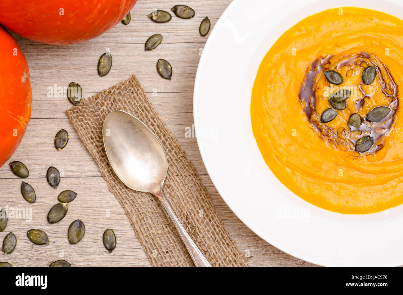 Kurbissuppe in einem teller hi-res stock photography and images - Alamy