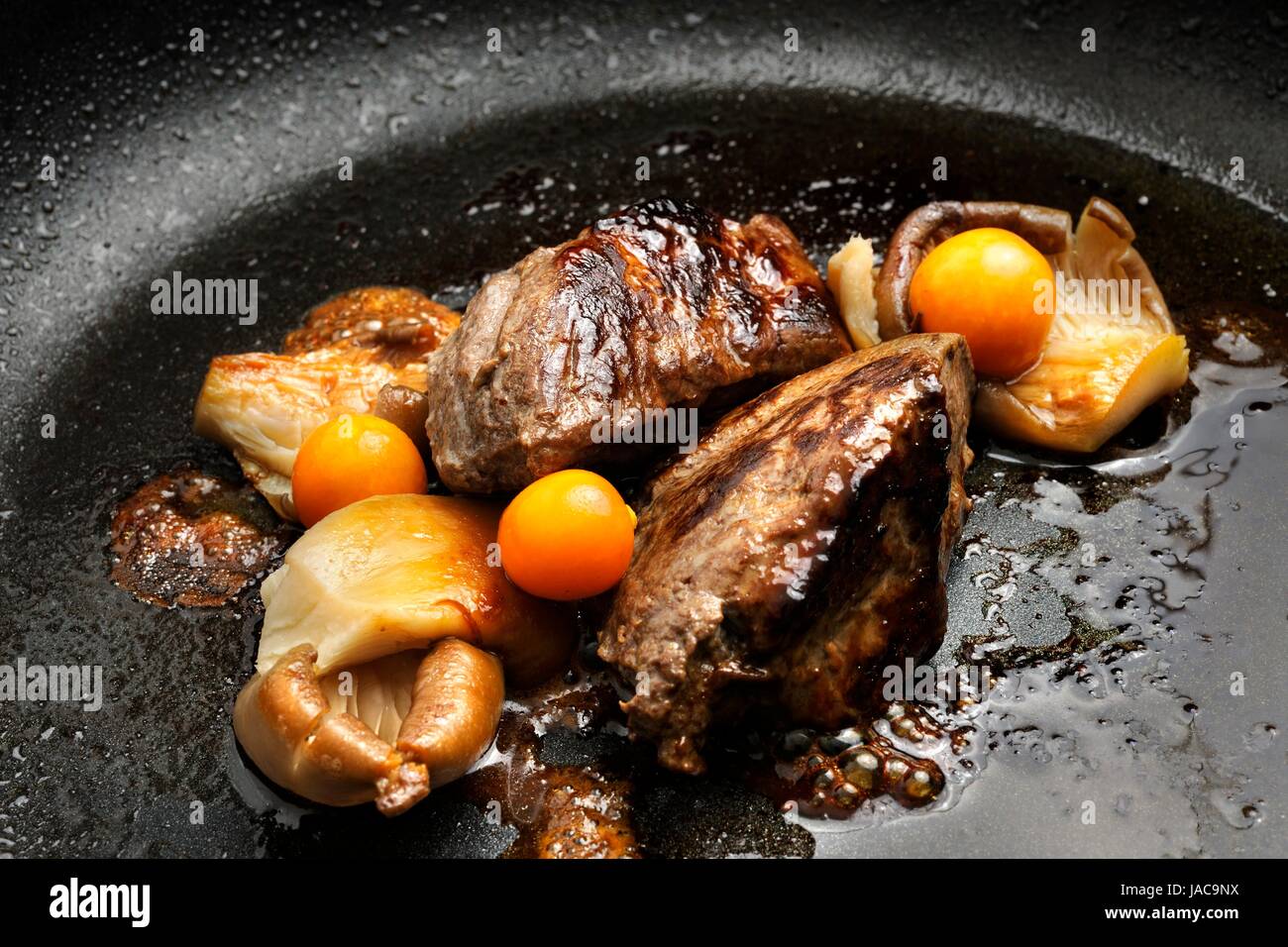 Hirsch braten hi-res stock photography and images - Alamy