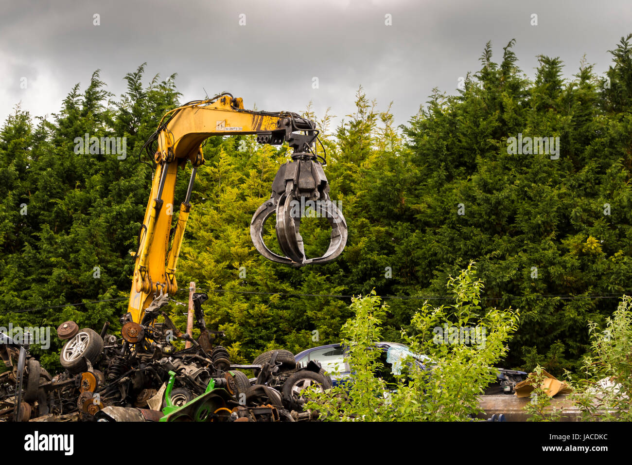 Scrap yard car crane hi-res stock photography and images - Alamy