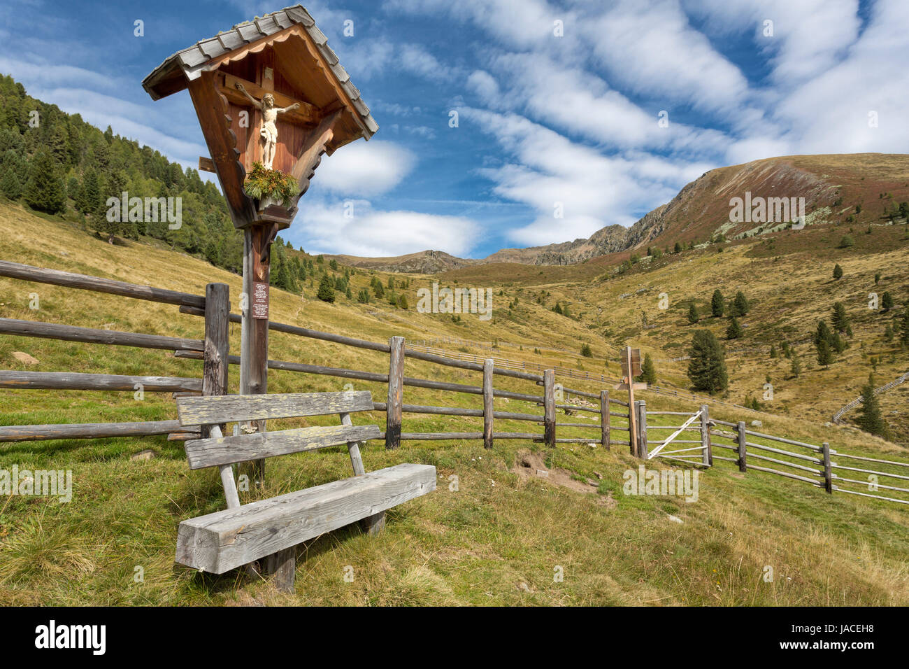 Bildstock mit Sitzbank in den Bergen, Südtirol Stock Photo