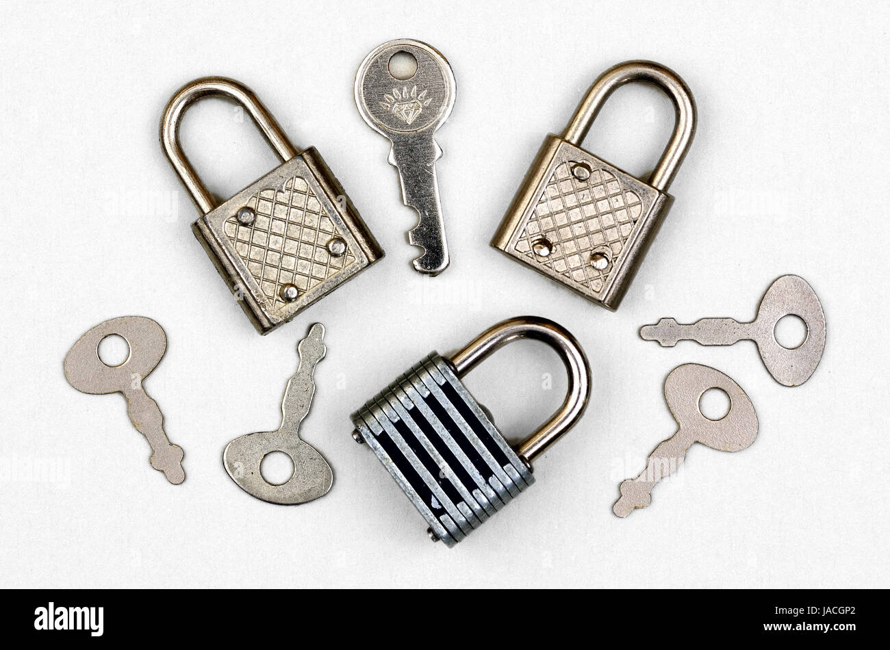 Verschiedene kleine Vorhängschlösser und Schlüssel; Different little padlocks und keys Stock Photo