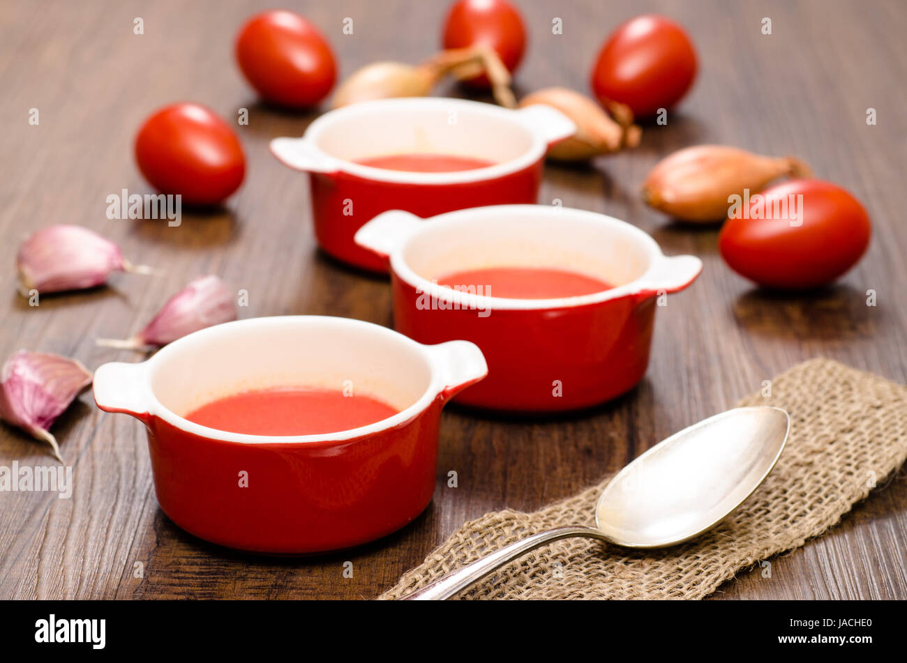 Tomatensuppe mit roten Tomaten und Knoblauch Stock Photo